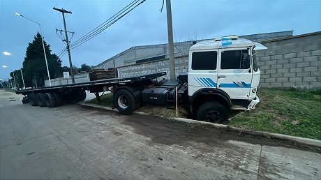 FUE ATROPELLADO POR EL CAMIÓN QUE ESTABA ARREGLANDO