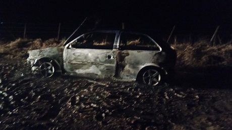 INCENDIO DE UN AUTO EN UN CAMINO RURAL