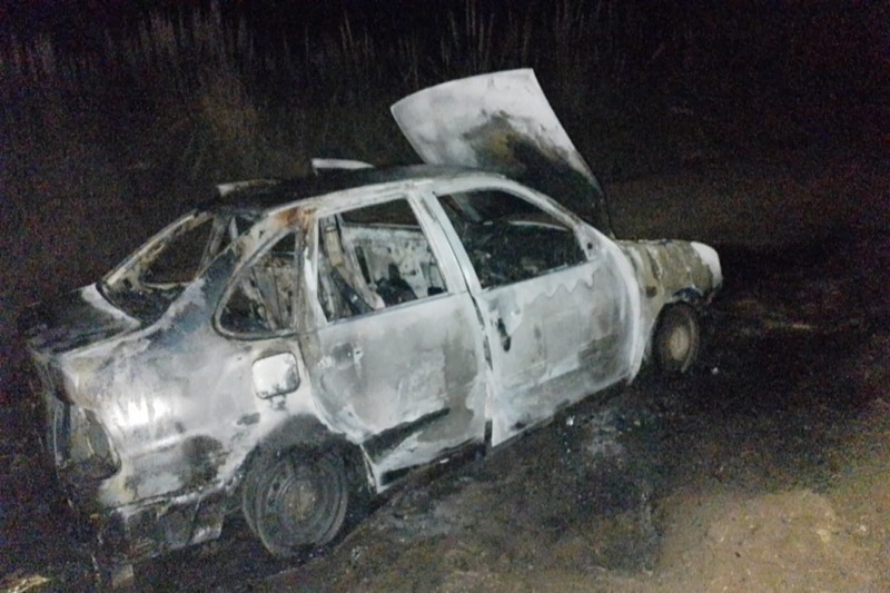 INCENDIO DE UN AUTOMÓVIL EN EL CAMINO REAL A MECHITA