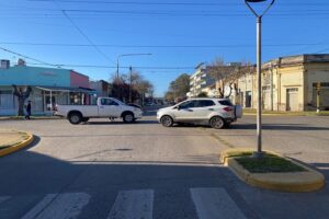 COLISIÓN ENTRE DOS VEHÍCULOS EN UNA ESQUINA SEMAFORIZADA DE ALBERTI