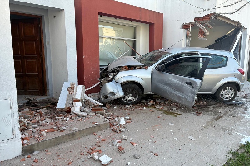 TRIPLE CHOQUE Y DAÑOS EN UNA VIVIENDA TRAS UN ACCIDENTE EN ZANOTTI Y FOX