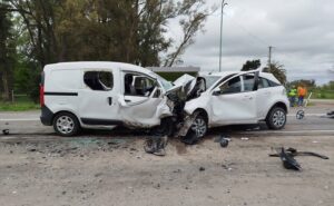 TRAGEDIA EN LA RUTA 5: UNA MUJER MURIÓ Y DOS HOMBRES RESULTARON GRAVEMENTE HERIDOS EN UN CHOQUE FRONTAL